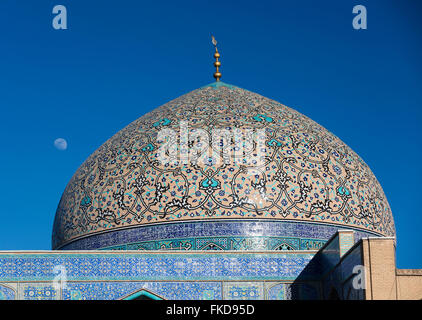 Mosaïque de Cheikh Lotfallah dôme plaqué dans la mosquée Imam Square, Isfahan, Iran. Lune visible dans le ciel bleu Banque D'Images