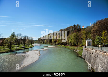 Vue de la rivière Isar et église à Bad Toelz Banque D'Images