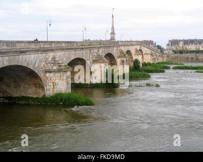 Un pont de pierre sur la Loire à Blois. Banque D'Images