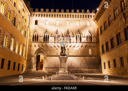 Palazzo Salimbeni sur allumé Salimbeni square Banque D'Images