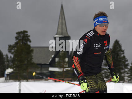 Oslo, Norvège. 8 mars, 2016. Andreas Birnbacher biathlon de l'Allemagne en face de l'historique église Holmenkollen en action pendant une session de formation avant la compétition individuelle aux Championnats du monde de biathlon, dans l'Arène de ski de Holmenkollen, Oslo, Norvège, 08 mars 2016. Dpa : Crédit photo alliance/Alamy Live News Banque D'Images