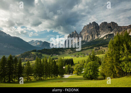 Le Pomagaonon au-dessus de Cortina d'Ampezzo, Dolomites, province de Belluno, Veneto, Italie Banque D'Images