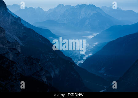 Au cours de l'aube de Valon de Lavaredo Rifugio Arunozo, Dolomites, province de Belluno, Veneto, Italie Banque D'Images