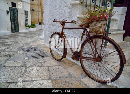 Old rusty location avec panier de fleurs par étapes Banque D'Images