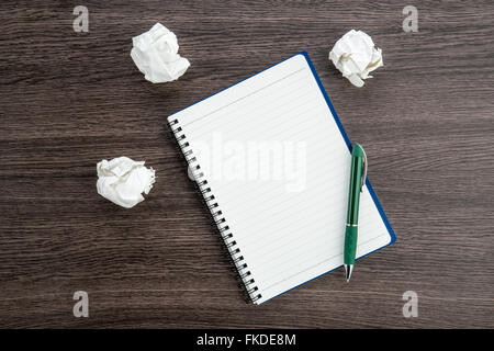 Froissez du papier blanc et un stylo avec un ordinateur portable sur le bureau Banque D'Images