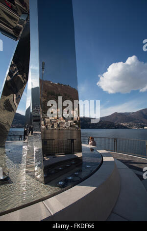 Lac de Côme en miroir dans la vie maisons Monument électrique Banque D'Images