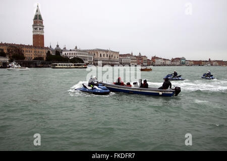 Venise, Italie. 05Th Mar, 2016. Les manifestants ont pris part au rassemblement par aucun comité de gros navires (pas Grandi Navi) et no Tav contre l'Italy-French Crédit : sommet de Venise Andrea Spinelli/Pacific Press/Alamy Live News Banque D'Images