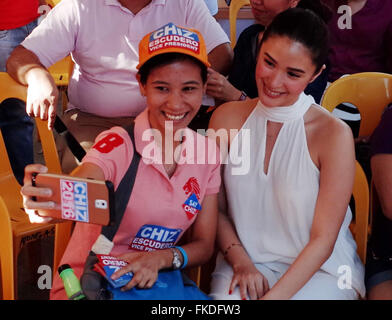 Manille, Philippines. 05Th Mar, 2016. Coeur Evangelista-Escudero, épouse de sénateur et vice-président candidat Chiz Escudero pose pour une avec un ventilateur selfies lors d'un rassemblement à Manille sur la Journée internationale de la femme. À l'origine appelé Travail International Women's Day, Journée internationale de la femme est célébrée chaque 8 mars pour commémorer la contribution des femmes à la société. Le thème de cette année est 'Planète 50-50 en 2030 : l'étape Il vers le haut pour l'égalité." Photo : Richard James M. Mendoza/Pacific Press/Alamy Live News Banque D'Images