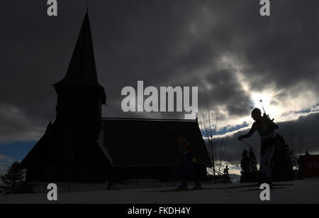 Oslo, Norvège. 8 mars, 2016. Un sportif en face de l'église d'Holmenkollen en action pendant une session de formation avant la compétition individuelle aux Championnats du monde de biathlon, dans l'Arène de ski de Holmenkollen, Oslo, Norvège, 08 mars 2016. Dpa : Crédit photo alliance/Alamy Live News Banque D'Images