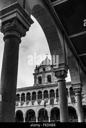 Low angle view of church contre ciel nuageux, Cusco, Pérou Banque D'Images