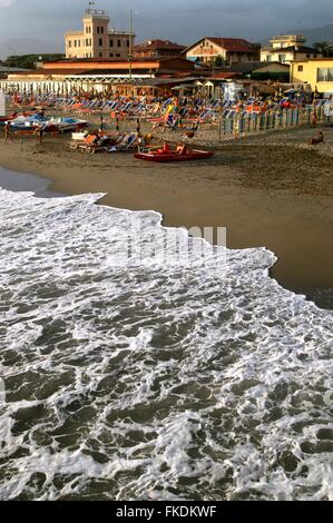 Talie, la station balnéaire Marina di Massa, sur la côte de la Toscane Banque D'Images