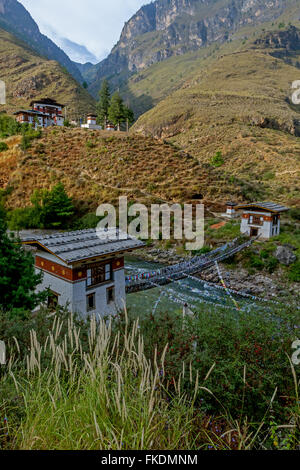 Chaîne de vieux pont sur la rivière près de Thimphu Bhoutan Banque D'Images