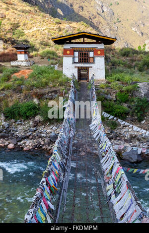 Chaîne de vieux pont sur la rivière près de Thimphu, Bhoutan. Banque D'Images