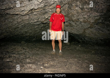 New York - Un goût d'explorer les grottes de lave de Buffalo, situé sur le haut cassé en boucle de cratères de la Lune classé Monument National. Banque D'Images