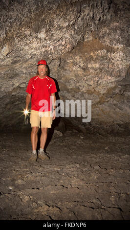 New York - l'exploration des grottes de lave de Buffalo, situé sur le haut cassé en boucle de cratères de la Lune classé Monument National. Banque D'Images