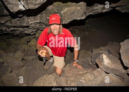 New York - Un goût d'explorer les grottes de lave de Buffalo, situé sur les brisures de haut en boucle de cratères de la Lune classé Monument National. Banque D'Images