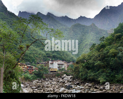 Ville de Aguas Calientes niché l es montagnes près de Machu Picchu la rivière Urubamba Urubamba Cusco Regi Province Banque D'Images