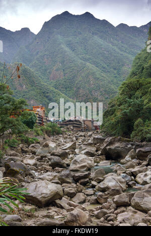 Ville de Aguas Calientes niché l es montagnes près de Machu Picchu la rivière Urubamba Urubamba Cusco Regi Province Banque D'Images