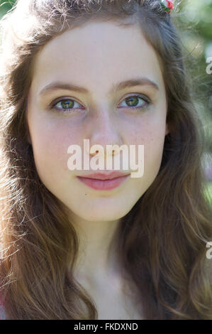 Visage de belle jeune fille tête longs cheveux bruns yeux vert Banque D'Images