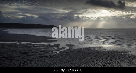 Marée montante au Sand Bay. Birnbeck Pier dans la distance Brean Down, dans le lointain. Le Somerset. UK. Banque D'Images