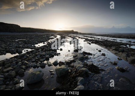 Plage de Kilve. Les Quantocks. Le Somerset. UK. Alterner des couches de calcaire et de mudstone forment le 'Blue Lias' typique de la 'Blue UN Banque D'Images