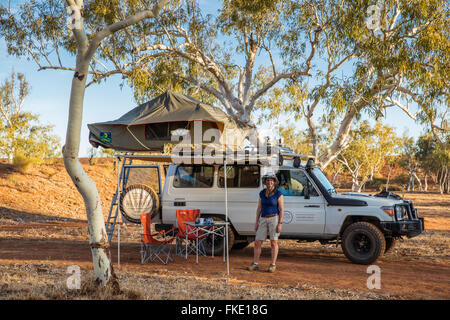 Wendy & le Troopy en camping dans l'Outback, l'Australie Occidentale Banque D'Images