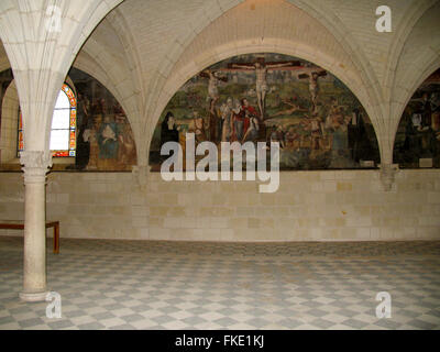 La peinture en plein air de la crucifixion de Jésus Christ d'une crypte voûtée de Fontevraud-l'Abbaye. Banque D'Images