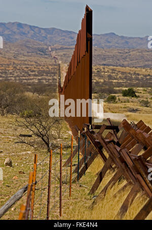 Frontière mexicaine de fin de période, avec rails de chemin de fer l'extension de la clôture pour empêcher les déplacements effectués pour les USA.Portrait Banque D'Images