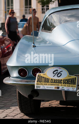 SCHENNA, Italie - 9 juillet 2015 : vue arrière d'une Chevrolet Corvette Stingray bleu à Merano pendant le Tyrol du Sud Classic Rally Banque D'Images