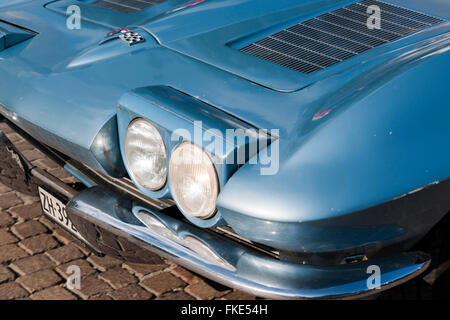 SCHENNA, Italie - 9 juillet 2015 : vue détaillée du projecteur d'une Chevrolet Corvette Stingray bleu à Merano pendant l'Südtirol Banque D'Images