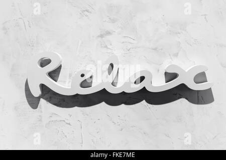 Le mot 'relax' écrit en police de caractère, en bois type. Banque D'Images