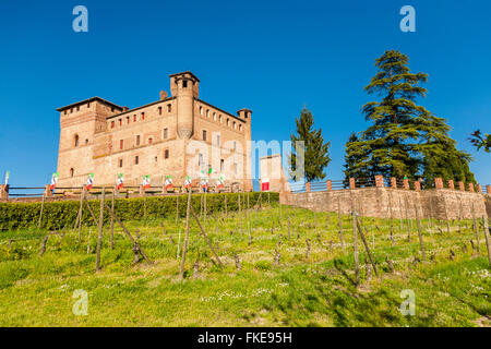 Le château de Grinzane Cavour, patrimoine mondial, près de Barolo, route des vins, région des Langhe Coni, Piémont Italie Banque D'Images