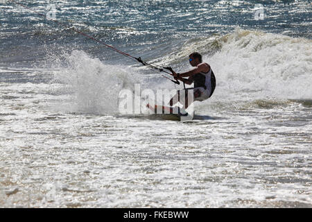 Kiteboarder faire du surf dans l'océan. Vietnam Banque D'Images