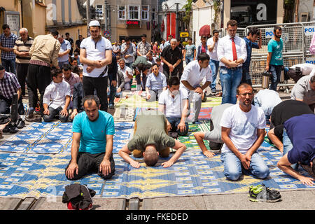 Prier les musulmans lors de la prière du vendredi dans une rue près de la Place Taksim, Istanbul, Turquie Banque D'Images