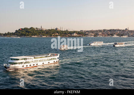 Ferries dans le détroit du Bosphore, le palais de Topkapi, Sainte-Sophie et la mosquée La Mosquée de Sultanahmet (mosquée bleue) Istanbul, Turquie Banque D'Images