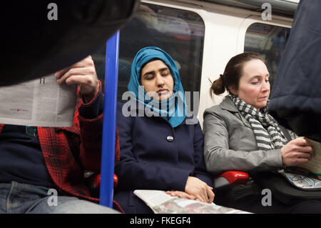 Femme de dormir dans un train du métro de Londres, Londres UK Banque D'Images