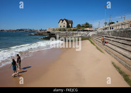 Le Portugal, Cascais, Moitas beach resort dans la ville côtière de l'océan Atlantique, destination populaire près de Lisbon Banque D'Images
