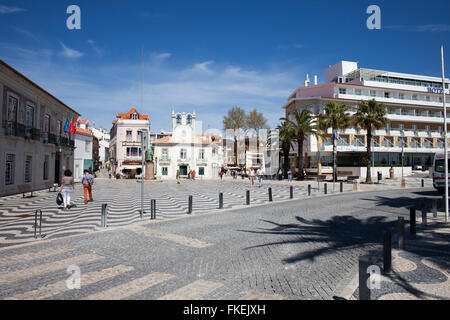 Portugal, station balnéaire de Cascais, place du 5 octobre, Hôtel Baia sur la droite, rue Passeio Dom Luis I. Banque D'Images