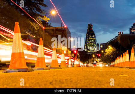 Whitechapel Road traffic cones d'artère principale de nuit Banque D'Images