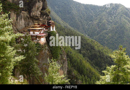 Le nid du tigre monastère dans la falaise de la vallée de Paro, Taktshang Goemba, près de Paro, l'Himalaya, Royaume du Bhoutan Banque D'Images