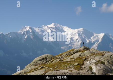 Randonneur en face du Mont Blanc, près du Lac Blanc, Chamonix, France Banque D'Images