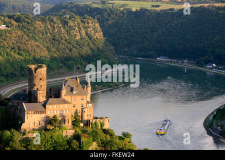 Vue sur le château et Katz Lorelei roches, St Goarshausen, gorges du Rhin, Rhénanie-Palatinat, Allemagne Banque D'Images