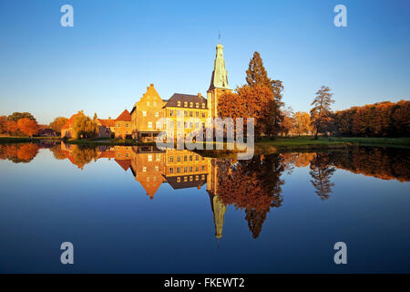 Weisenheim Château reflète dans l'eau, Parc Naturel de Hohe Mark, Westmünsterland, Münsterland, Rhénanie du Nord-Westphalie Banque D'Images