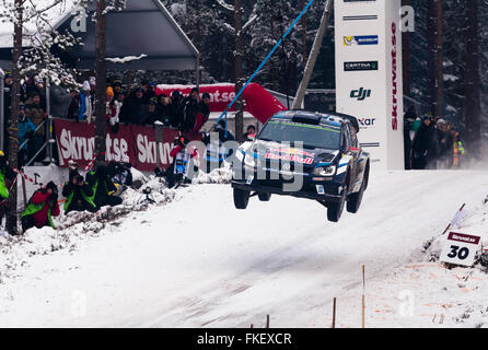 Voiture rallye en vol, champion du monde de France Sebastien Ogier dans la Volkswagen Polo, la voie du cimier, Colin hotspot Swedish Rally Banque D'Images