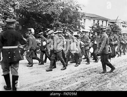 Les prisonniers britanniques en Allemagne qui sont prises pour les camps de prisonniers de guerre après les combats dans la somme pendant la Première Guerre mondiale. Photo de Bain News Service, 1916 Banque D'Images