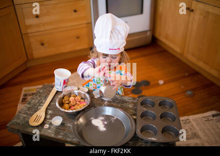 Little chef cuisiner dans la cuisine Banque D'Images