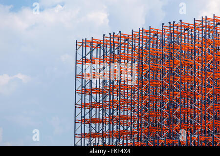 Construction métallique rouge sur le fond de ciel Banque D'Images