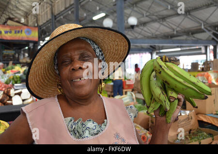 Marché local professionnel, la vente de bananes dans le marché couvert de Fort-de-France, Martinique. Banque D'Images