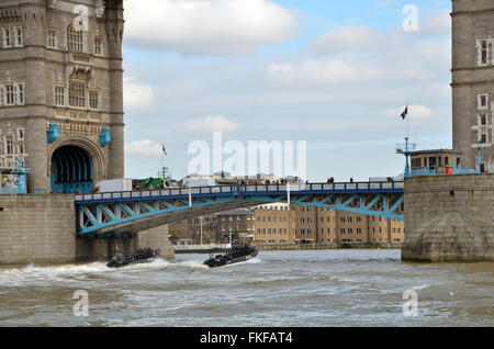 Londres, Royaume-Uni, 8 mars 2016, la Police métropolitaine moteur jet haute vitesse bateau gonflable rigide (RIB) passe sous le Tower Bridge. Credit : JOHNNY ARMSTEAD/Alamy Live News Banque D'Images