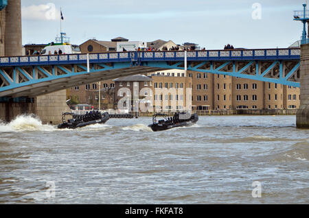 Londres, Royaume-Uni, 8 mars 2016, la Police métropolitaine moteur jet haute vitesse bateau gonflable rigide (RIB) passe sous le Tower Bridge. Credit : JOHNNY ARMSTEAD/Alamy Live News Banque D'Images